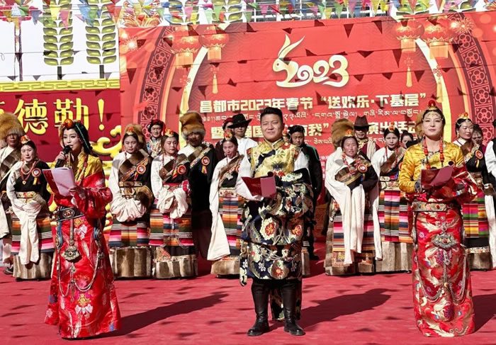 燃！“村晚”在达若村精彩上演
