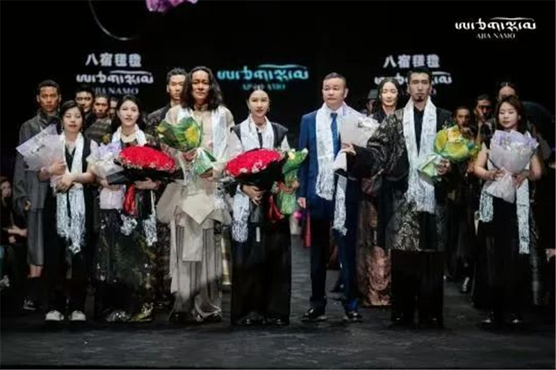 非遗破圈丨八宿氆氇时尚秀闪耀国际非遗节