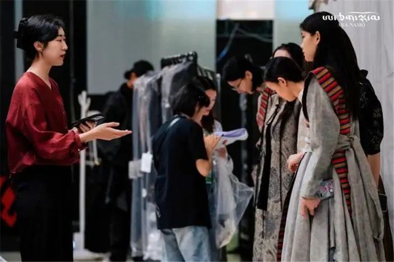 非遗破圈丨八宿氆氇时尚秀闪耀国际非遗节