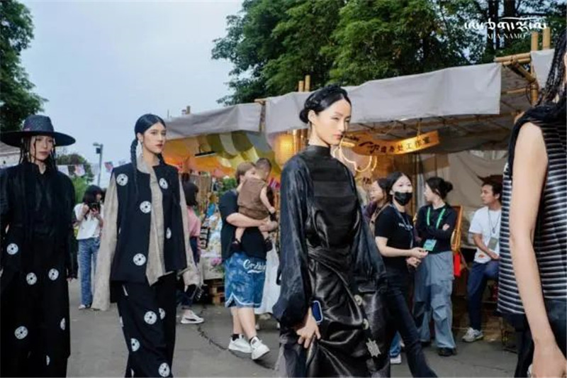 非遗破圈丨八宿氆氇时尚秀闪耀国际非遗节